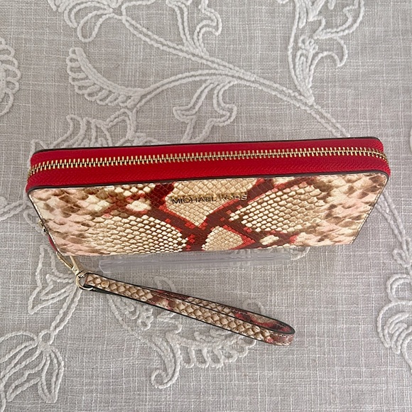 Michael Kors NWT Embossed Leather Large Travel Continental Wallet/Wristlet - Picture 4 of 16